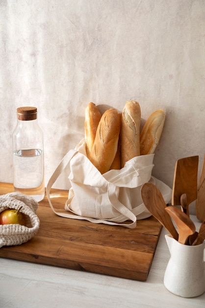 Foto gratuita palitos de pan de ángulo alto en bolsa