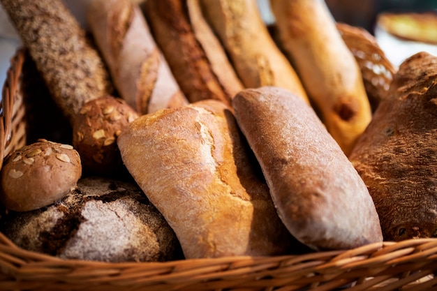 Palitos de pan de ángulo alto en la cesta