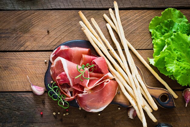 Palitos de pan grissini con jamón serrano