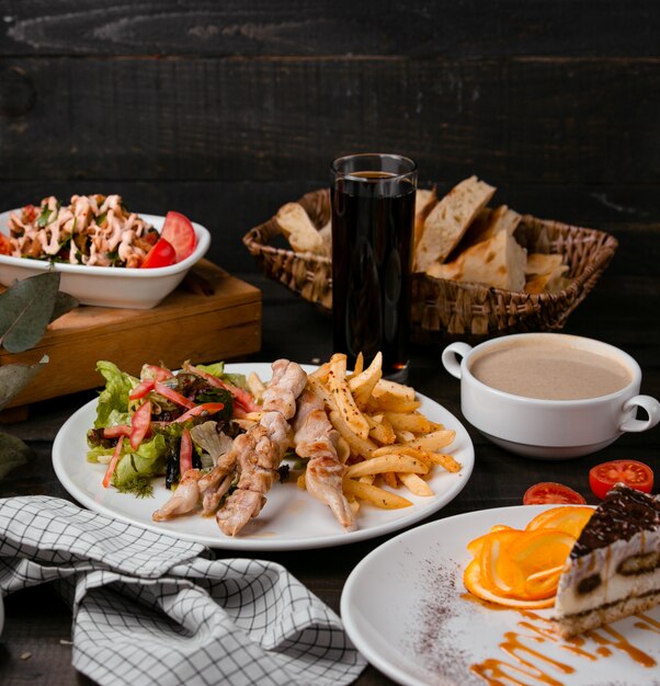 palitos de pollo a la parrilla con papas fritas y ensalada