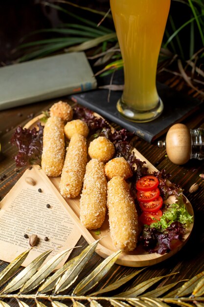 Palitos de queso y bolas rebozadas sobre una mesa