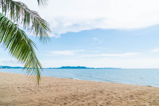 Palm y playa tropical en Pattaya en Tailandia