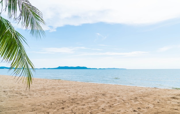 Palm y playa tropical en Pattaya en Tailandia