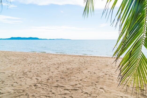 Palm y playa tropical en Pattaya en Tailandia