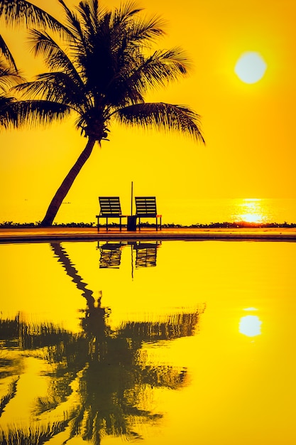 Foto gratuita palmera de coco silueta con piscina