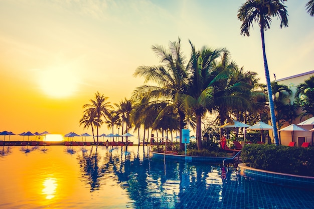 Foto gratuita palmera silueta en la piscina