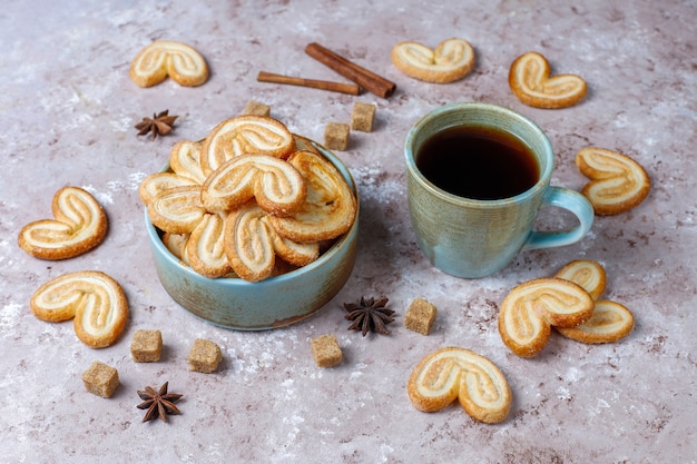 Foto gratuita palmier hojaldre. deliciosas galletas de palmier francés con azúcar, vista superior