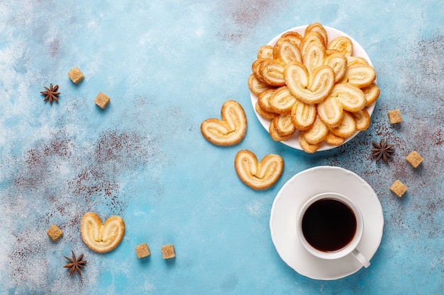 Palmier Hojaldre. Deliciosas galletas de palmier francés con azúcar, vista superior.