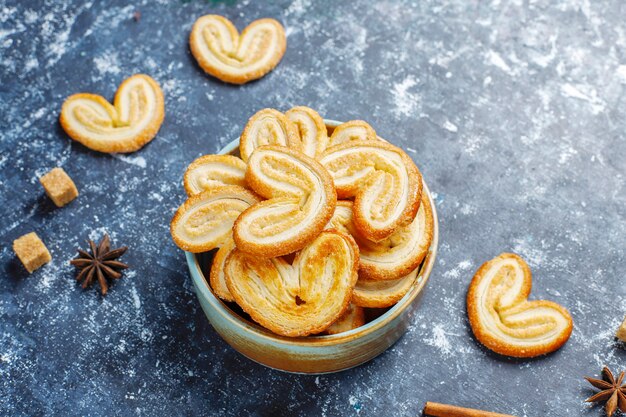 Palmier Hojaldre. Deliciosas galletas de palmier francés con azúcar, vista superior.