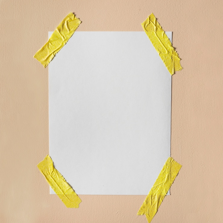 Foto gratuito palo de hoja blanca en la pared con cinta amarilla