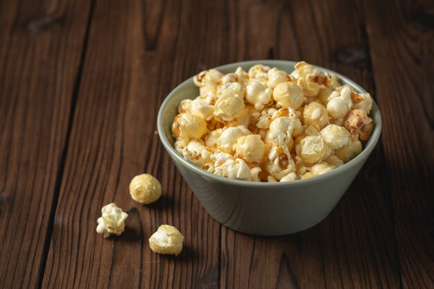 Palomitas de maíz en la mesa de madera.