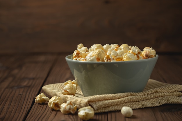 Palomitas de maíz en la mesa de madera.