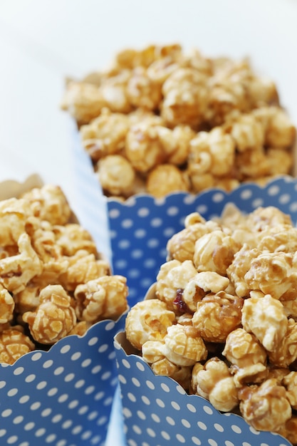 Palomitas de maíz en un recipiente de papel