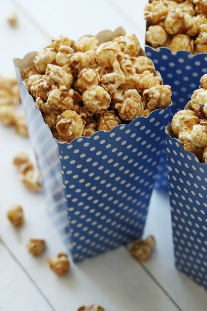 Palomitas de maíz en un recipiente de papel