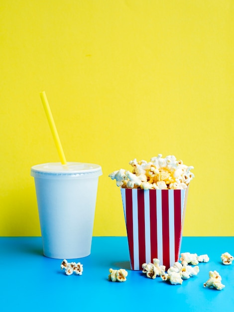 Palomitas de maíz con refresco en colores de fondo