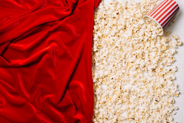 Palomitas de maíz y tela roja