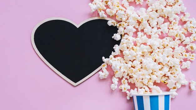 Palomitas y pizarra en forma de corazón