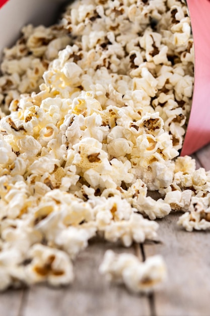 Foto gratuita palomitas saladas en mesa de madera