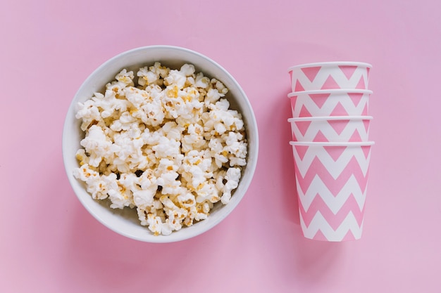 Palomitas y vasos de papel