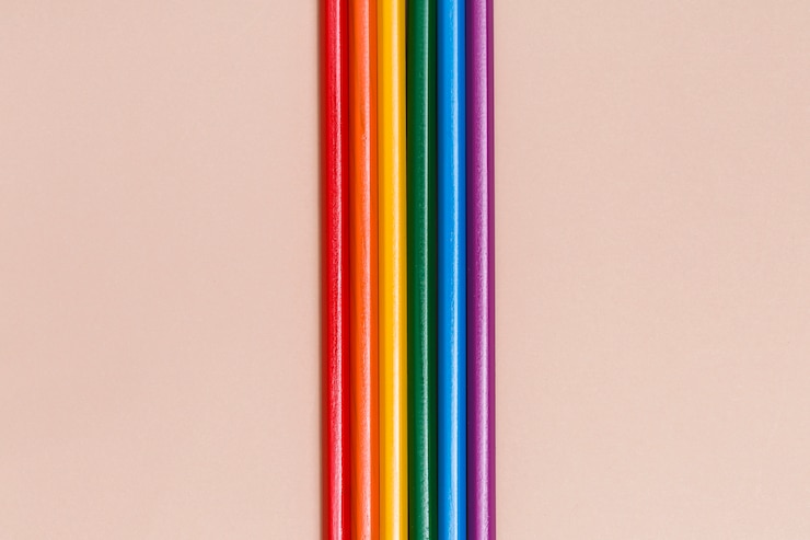 Foto gratuito palos de arco iris multicolor sobre fondo beige