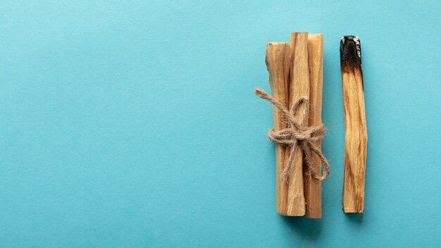 Palos aromáticos de madera atados con un espacio de copia de cuerda