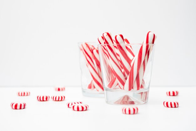 Palos dulces en vidrio y caramelo en la mesa