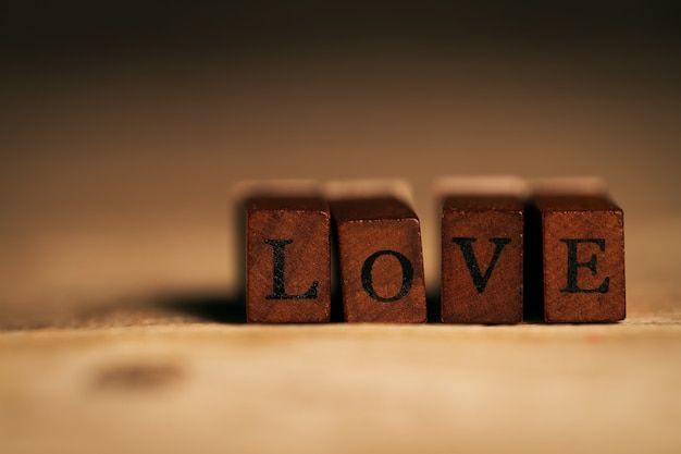 Palos de madera con la palabra "love"