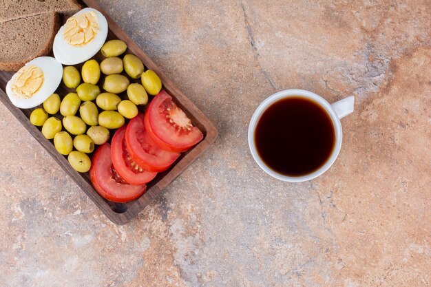 Paltter desayuno con pan y una taza de té