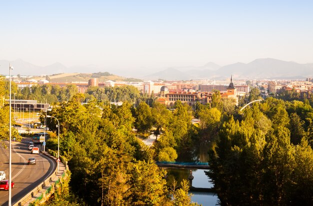 Pamplona en la mañana soleada