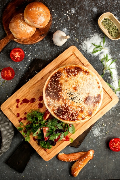 Pan aireado espolvoreado con semillas de sésamo y tomates con hierbas