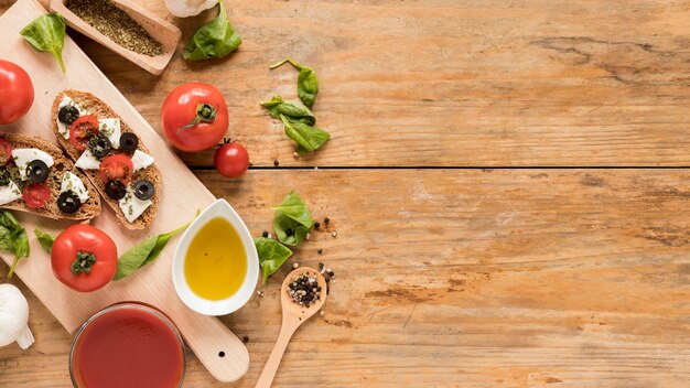 Pan Al Horno Con Topping Y Verduras En Tajo