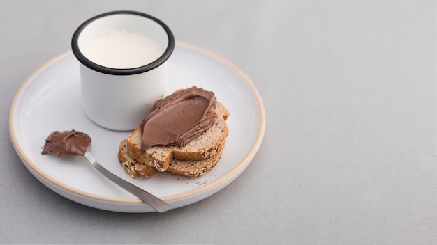 Foto gratuita pan de alto ángulo con crema de chocolate