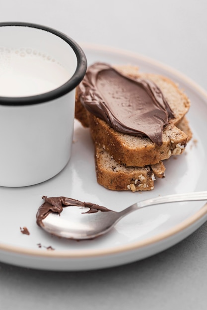 Pan de alto ángulo con crema de chocolate