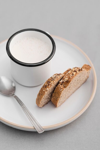 Pan de alto ángulo y leche