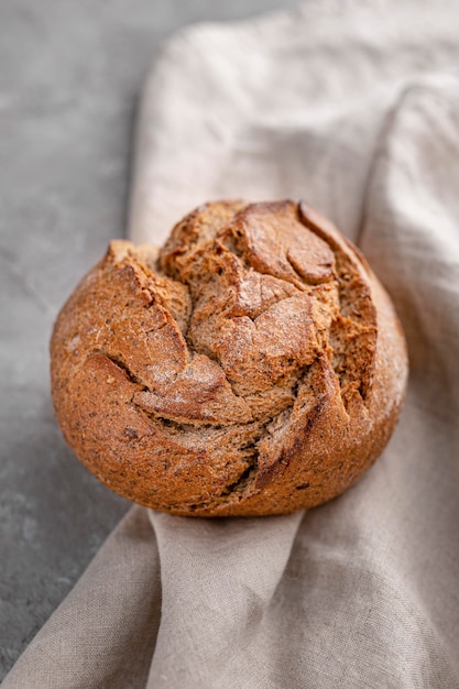 Foto gratuita pan de alto ángulo en sábana blanca