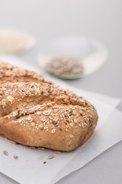 Pan de alto ángulo con semillas