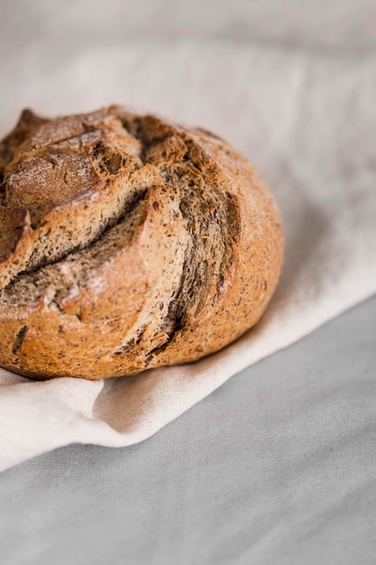 Pan de alto ángulo sobre tela blanca