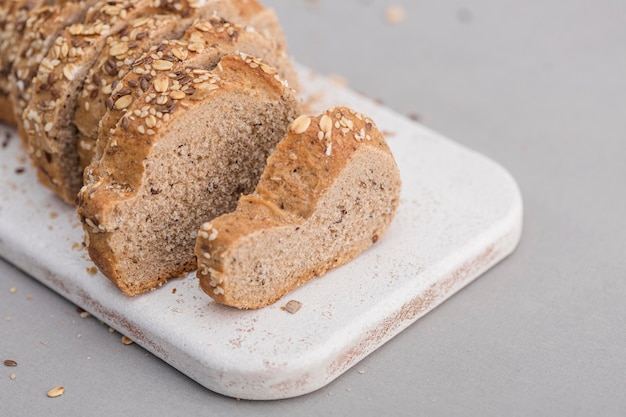 Pan de alto ángulo en tabla de cortar blanca