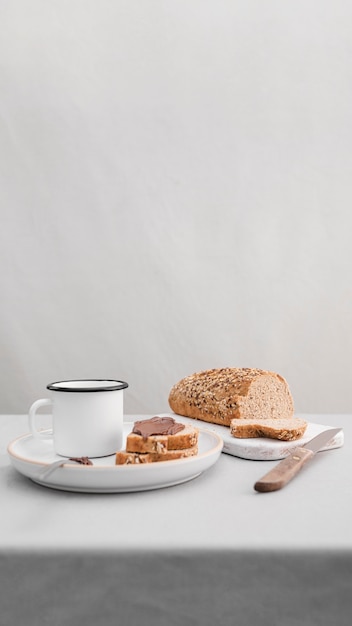 Foto gratuita pan de alto ángulo y taza