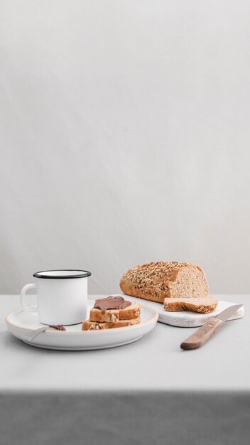 Pan de alto ángulo y taza