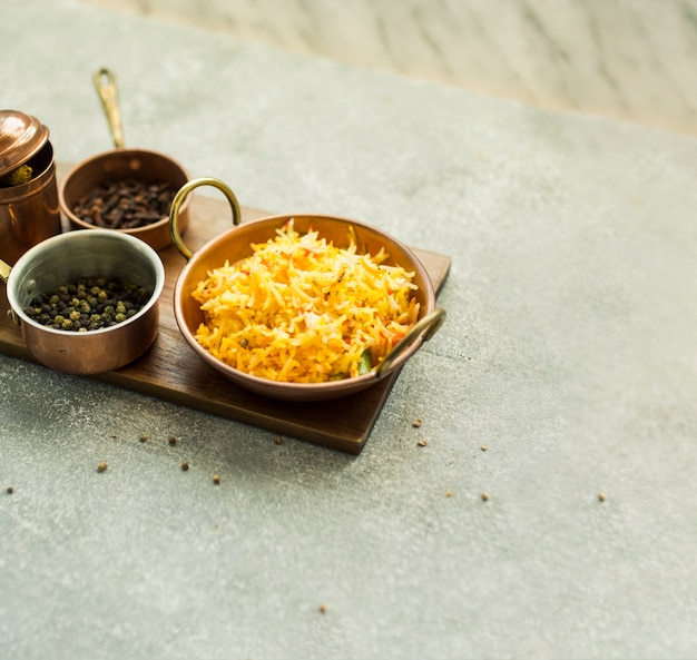 Foto gratuita pan con arroz cerca de especias