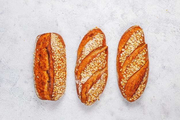 Pan de avena casero recién horneado.