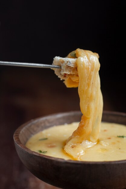 Pan bañado en queso fundido