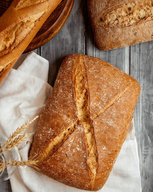 pan blanco con corteza crujiente y baguette en la mesa