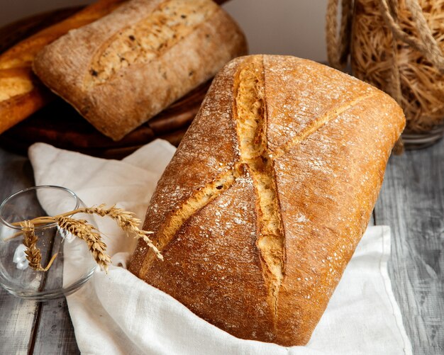 pan blanco con corteza crujiente