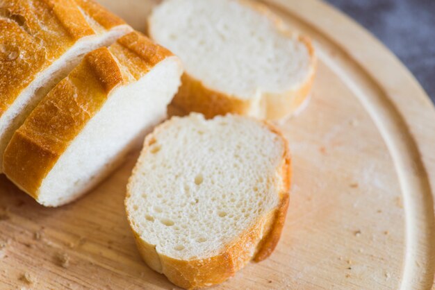 Pan blanco rebanado en la mesa