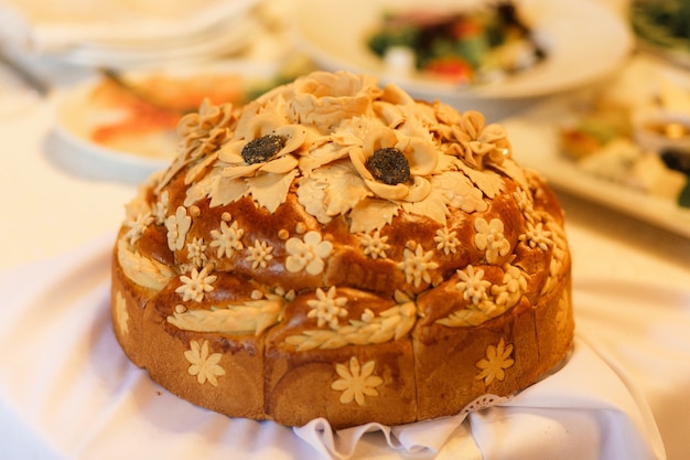 Pan de boda en mesa de restaurante