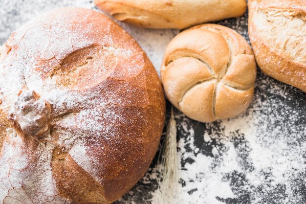 Pan bollos en el escritorio con pan