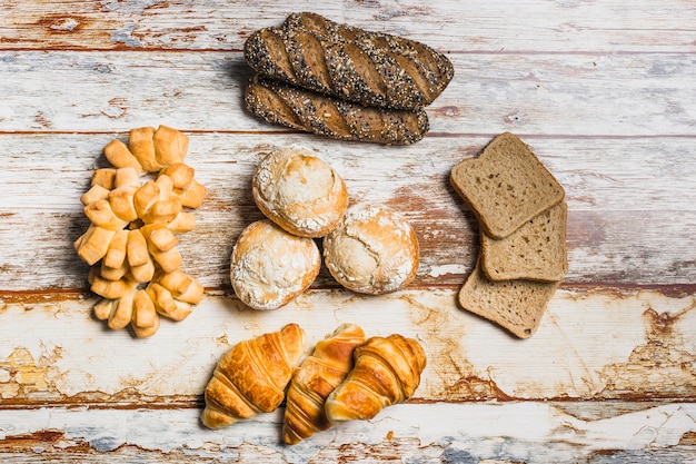 Foto gratuita pan y bollos en la mesa