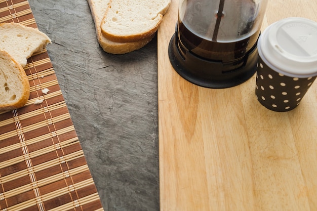 Pan y café para el desayuno